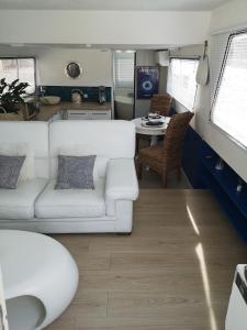 uma sala de estar com um sofá e uma mesa em Bateau Mama Mia em Narbona