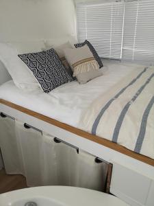a bed with two pillows on top of it at Bateau Mama Mia in Narbonne +14 photos