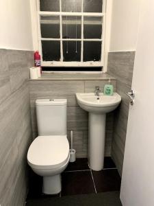 uma casa de banho com um WC e um lavatório em Warren Street Guest House em Londres