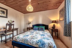 um quarto com uma cama e um tecto de madeira em Gîte calme avec jardin et terrasse 