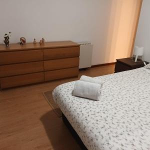 a bedroom with a bed and a dresser at Casa Familiar Porto in Porto