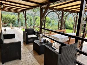 einen Pavillon mit Stühlen, Tischen und Aussicht in der Unterkunft Villa Sureu in Solanas
