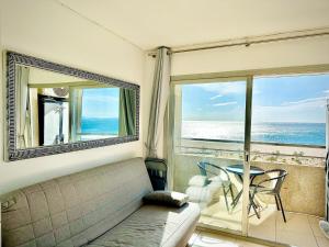 een woonkamer met een bank en uitzicht op de oceaan bij Seaview Apartment in Empuriabrava