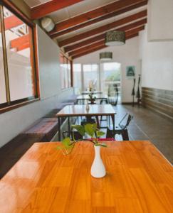 une table avec un vase assis au-dessus dans l'établissement Hotel Avenida en Arica, à Arica