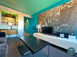ein Wohnzimmer mit einem TV und einem Tisch in der Unterkunft Dos Torres Silver in Saragossa