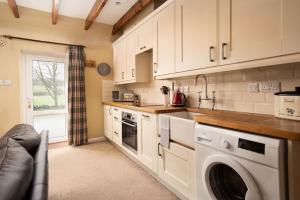 Kuchyň nebo kuchyňský kout v ubytování Crofters Cottage, Press Mains Farm Cottage + 8 fotografií