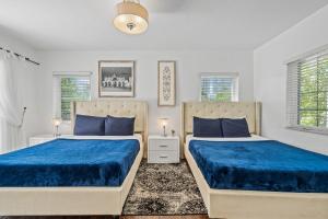 2 camas en un dormitorio con sábanas azules en Villa Venezia BB full house up to 12 guests, en Miami Beach