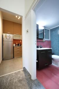 eine Küche mit einer Spüle und einem Kühlschrank in der Unterkunft Modern 2BD apartment next to Acropolis in Athen