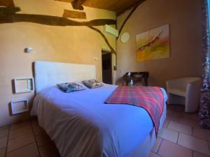 a bedroom with a bed in a room at Le Clos Pastel in Virac