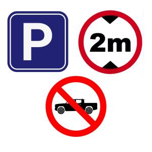 un groupe de panneaux indiquant le stationnement dans l'établissement 0509 iFreses Hermoso Apartamento con Aire Acondicionado y Parqueo, à Curridabat