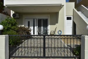 een balkon van een huis met een poort en een trap bij Natalia guest house in Kavala