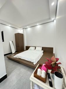 1 dormitorio con cama y mesa con bandeja en Chi Dep Homestay, en Can Tho