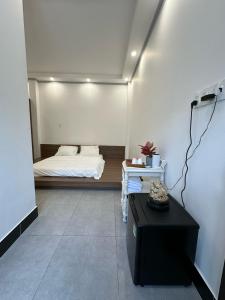 1 dormitorio con 1 cama y 1 mesa en una habitación en Chi Dep Homestay, en Can Tho