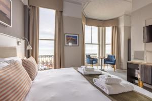The Majestic Hotel في إيستبورن: غرفة فندق عليها سرير وفوط