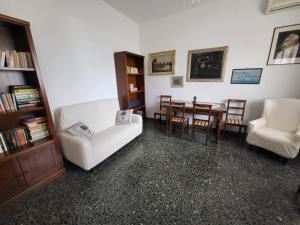 - un salon avec un canapé, une table et des chaises dans l'établissement The House of Citrus - amazing country house near Viareggio and Lucca, à Stiava