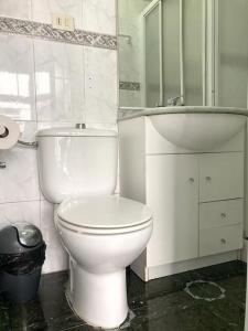 ein weißes Bad mit einem WC und einem Waschbecken in der Unterkunft LM27 Beach by Wave Properties in Las Palmas de Gran Canaria