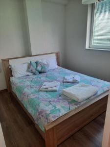 ein Schlafzimmer mit einem Bett mit zwei Handtüchern darauf in der Unterkunft Apartment Gjorgijevski in Ohrid
