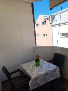 einen Tisch und einen Stuhl in einem Zimmer mit Fenster in der Unterkunft Apartment Gjorgijevski in Ohrid