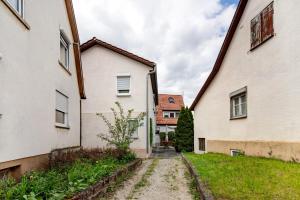 eine Gasse zwischen zwei Gebäuden in einer Stadt in der Unterkunft M B Homes in Balzholz