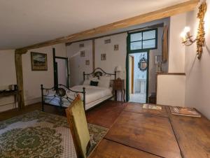 um quarto com uma cama e uma grande janela em Maison Riquet em Castelnaudary