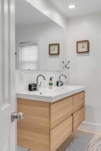 uma casa de banho com um lavatório e um espelho em The Oyster House Downtown em Charleston