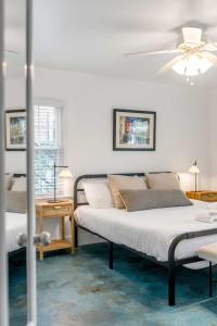 um quarto com 2 camas e uma ventoinha de tecto em The Oyster House Downtown em Charleston