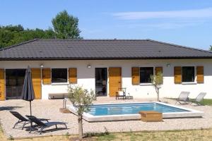 een huis met een zwembad ervoor bij Maison climatisée avec piscine privée, 6 personnes in Aiguèze