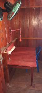 - une table en bois dans une chambre avec un banc dans l'établissement Raja Ampat Blue Sea, à Besir