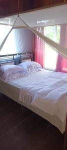1 cama con dosel en un dormitorio en Raja Ampat Blue Sea, en Besir