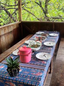 uma mesa com pratos de comida em cima em Raja Ampat Blue Sea em Besir