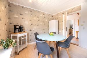 uma cozinha e sala de jantar com mesa e cadeiras em Annis Huus NEU em Wyk auf Föhr