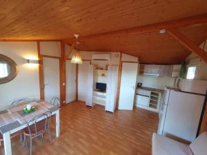 Kuchyň nebo kuchyňský kout v ubytování Chalet dans résidence les Pescalunes