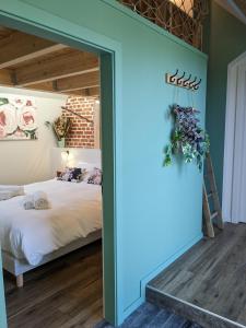 - une chambre avec un lit dans une pièce avec un miroir dans l'établissement Appartement La Rose des Vents, à Lautenbach