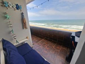 Cette chambre dispose d'un balcon offrant une vue sur l'océan. dans l'établissement OCEAN GEM-Back up power, Families & Couples, Umdloti, à Umdloti