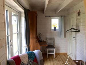 Habitación pequeña con ventana y silla en Pippis Cottage en Tingsryd