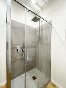 een douche met een glazen deur in de badkamer bij Il Desiderio zona Piazza del Campo in Siena