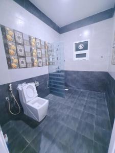 uma casa de banho com um WC branco e um chuveiro em Dream Barka Hotel em Barka