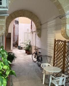 una bicicleta estacionada junto a un edificio con un arco en TERRA MIA en Marsala