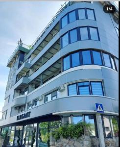 Budova, kde se apartmán nachází + 15 fotografií