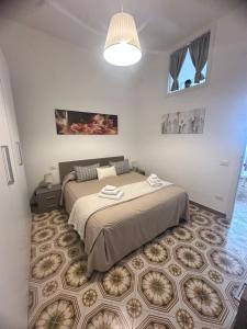 1 dormitorio con 1 cama grande en una habitación en Sweet Home Positano en Positano