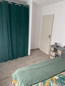 Postel nebo postele na pokoji v ubytování Les pontils