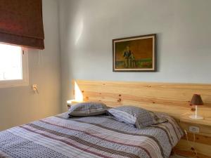 1 dormitorio con 1 cama y una foto en la pared en Appartement simple et propre en Sfax