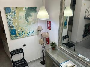 garderoba z 2 krzesłami i lustrem w obiekcie Una genial estancia en Madrid centro w Madrycie