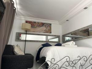 sypialnia z łóżkiem, krzesłem i oknem w obiekcie Una genial estancia en Madrid centro w Madrycie
