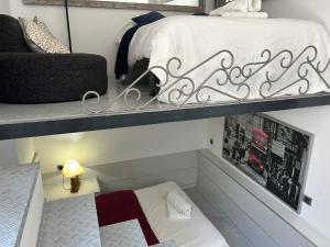 Łóżko lub łóżka w pokoju w obiekcie Una genial estancia en Madrid centro