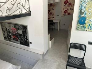 czarne krzesło siedzące w pokoju ze ścianą w obiekcie Una genial estancia en Madrid centro w Madrycie