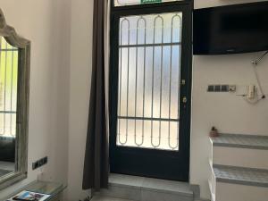 czarne drzwi z oknem i telewizorem w obiekcie Una genial estancia en Madrid centro w Madrycie