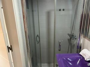Łazienka w obiekcie Una genial estancia en Madrid centro