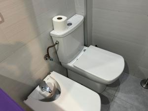 Łazienka w obiekcie Una genial estancia en Madrid centro