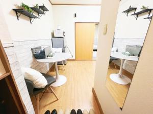 東京にある西武新宿線 駅近4人可 02のテーブル2台と椅子が備わる客室です。